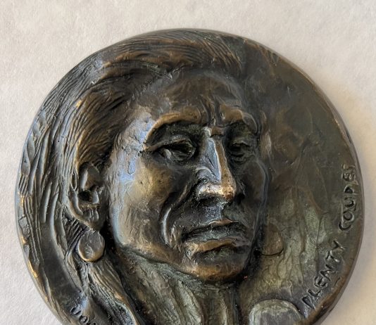 Joe Beeler Plenty Coupes medallion Native American Indian coin western bronze sculpture